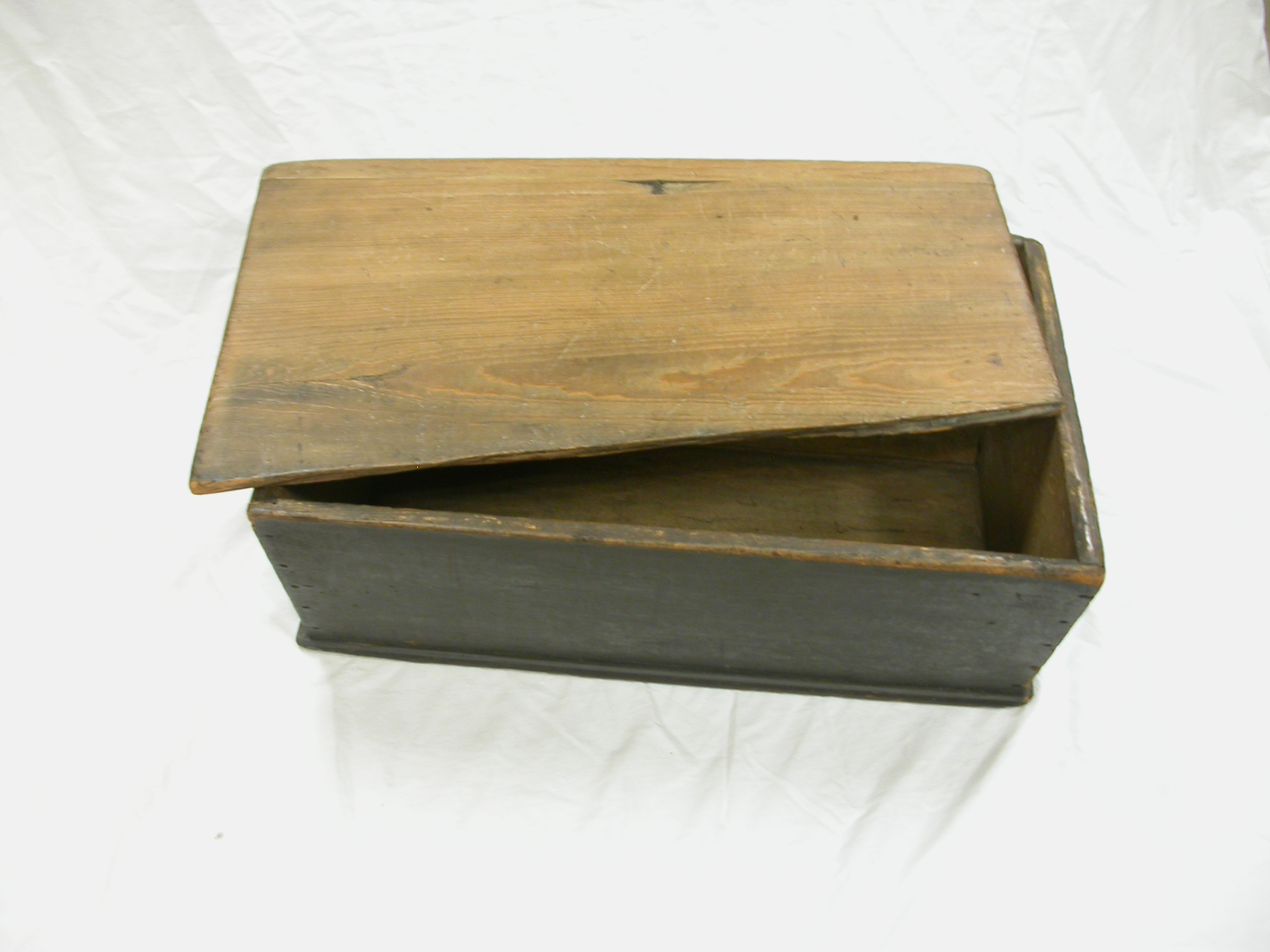 a%20wooden%20doughbox%20with%20lid